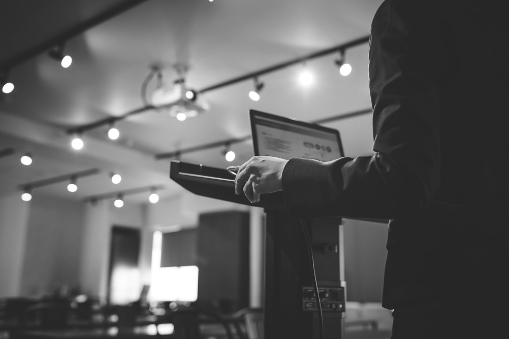 会話するビジネスマン