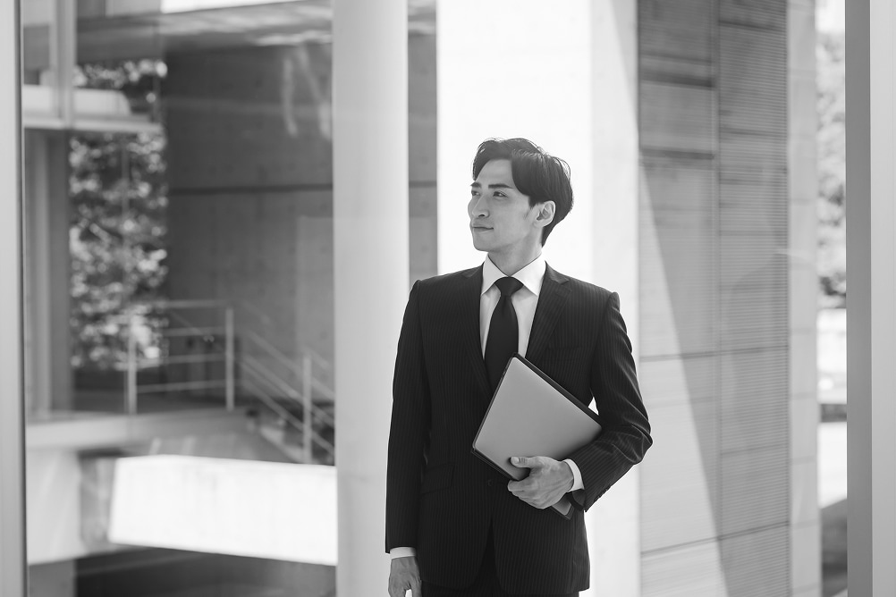 歩くビジネスマン