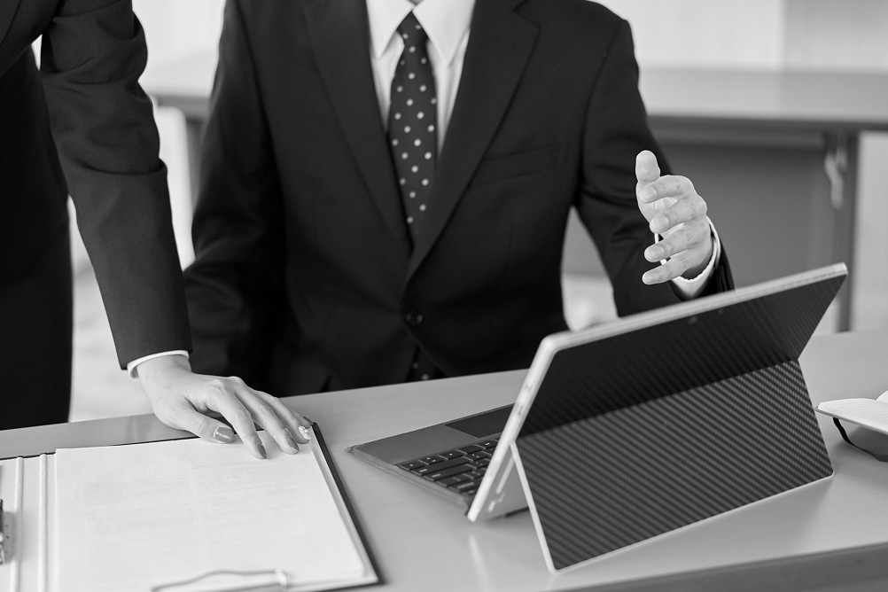 資料を持つビジネスマン